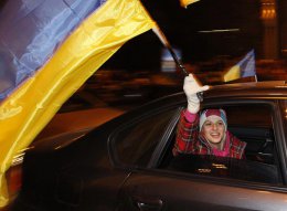 В Харькове из-за украинского флага разбили стекло в машине