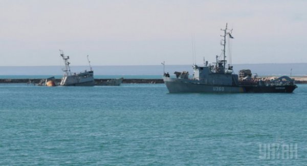 Корабль "Геническ" в Крыму сделал попытку выйти из российского оцепления (ФОТО)