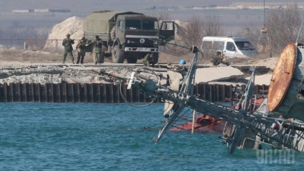 Корабль "Геническ" в Крыму сделал попытку выйти из российского оцепления (ФОТО)