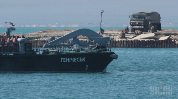 Корабль "Геническ" в Крыму сделал попытку выйти из российского оцепления (ФОТО)