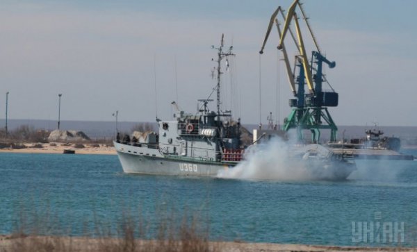 Корабль "Геническ" в Крыму сделал попытку выйти из российского оцепления (ФОТО)