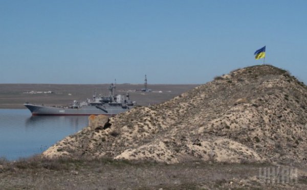 Корабль "Геническ" в Крыму сделал попытку выйти из российского оцепления (ФОТО)