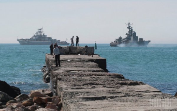 Корабль "Геническ" в Крыму сделал попытку выйти из российского оцепления (ФОТО)