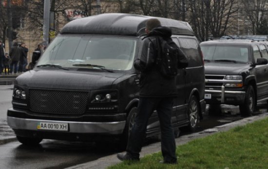 На похороны Белого Ярош приехал на элитном авто Януковича-младшего (ФОТО)