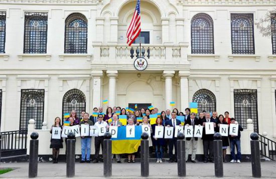 Посольства США устроили флэш-моб за единую Украину по всему миру (ФОТО)