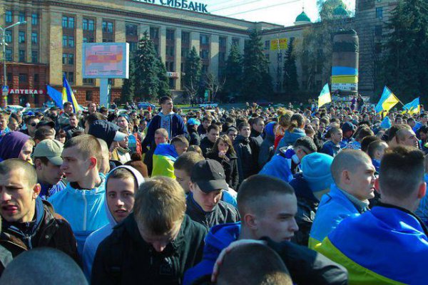 1500 футбольных фанатов прошли маршем единства в Днепропетровске (ФОТО+ВИДЕО)