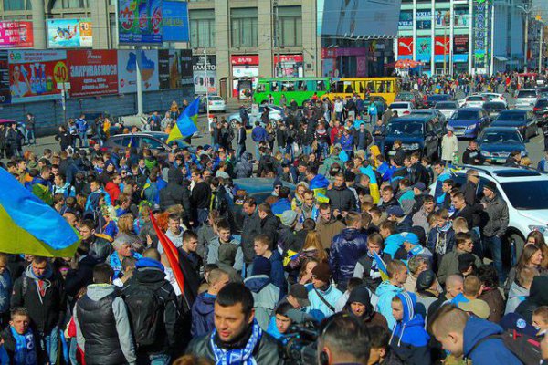 1500 футбольных фанатов прошли маршем единства в Днепропетровске (ФОТО+ВИДЕО)