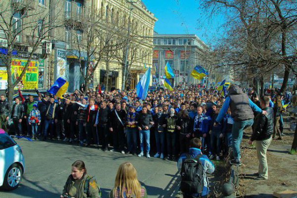 1500 футбольных фанатов прошли маршем единства в Днепропетровске (ФОТО+ВИДЕО)