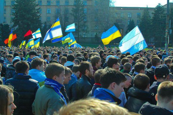 1500 футбольных фанатов прошли маршем единства в Днепропетровске (ФОТО+ВИДЕО)