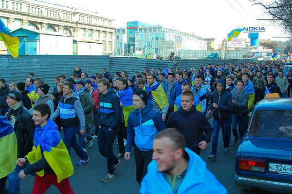 1500 футбольных фанатов прошли маршем единства в Днепропетровске (ФОТО+ВИДЕО)