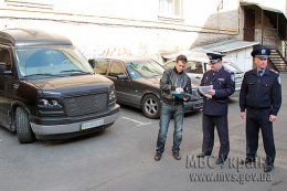«Правый сектор» передал Госавтоинспекции автомобиль Януковича (ВИДЕО)