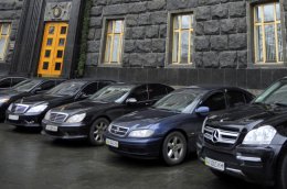 Кабмин вдвое сократил количество служебных автомобилей