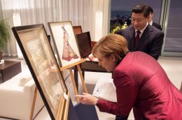 Ангела Меркель сделала председателю КНР подарок с намеком: древнюю карту Китая (ФОТО)