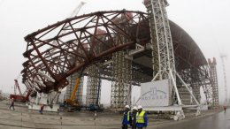 Восточная часть будущего купола над Чернобыльской АЭС установлена на свое место