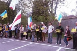 Украинцы и белорусы в Праге пикетировали украинское и российское посольства