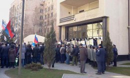 Сепаратисты пикетируют офис губернатора Таруты в Донецке