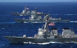 США направит еще два эсминца в Японию