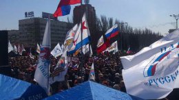 Около 2 тысяч сепаратистов митингуют в Донецке (ФОТО)
