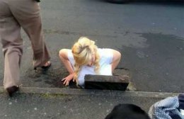 Девушка нырнула в канализацию спасая IPhone (ФОТО)