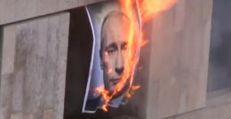 В Кишиневе против российской агрессии в Крыму сожгли портрет Путина