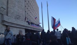 Здание Донецкой ОГА грабят сепаратисты