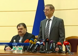 Жизнь на двух креслах украинских чиновников (ВИДЕО)