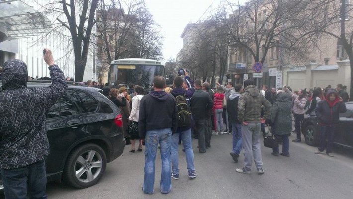 В Харькове митингующие разгромили автобус МВД (ВИДЕО)