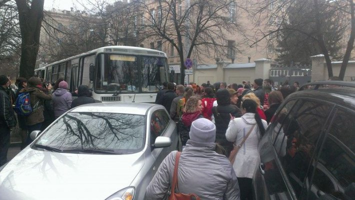 В Харькове митингующие разгромили автобус МВД (ВИДЕО)