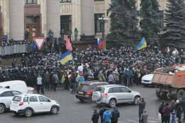 У здания Харьковской ОГА снова проходит пророссийский митинг (ВИДЕО)