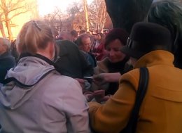 В Луганске возле СБУ сепаратисты делят деньги (ВИДЕО)