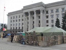 В Одессе пророссийские активисты возводят баррикады
