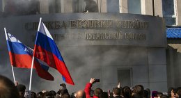 В Луганске протестующие держат оборону (ВИДЕО)