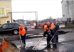 В Беларуси укладывают асфальт в лужи (ВИДЕО) В Беларуси укладывают асфальт в лужи (ВИДЕО)