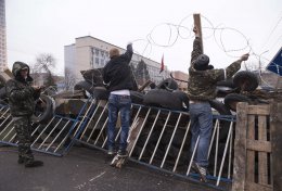 Луганские сепаратисты возводят новые баррикады (ВИДЕО)