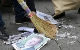 Украинцы под Кабмином требовали люстрации в медицинской сфере