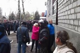 Мэру Славянска удалось уговорить захватчиков отпустить депутата Олега Зонтова (ВИДЕО)