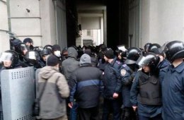 Пророссийские активисты пытаются прорваться в Харьковский горсовет (ВИДЕО)