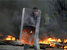 На трассе между Славянском и Артемовском горит баррикада из автомобильных шин