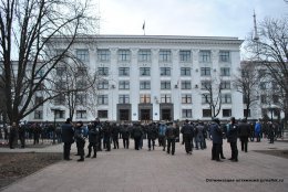 Группа митингующих собирается штурмовать Луганскую ОГА