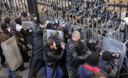 Чиновники говорят о задержках зарплат и соцвыплат из-за захвата админзданий на Донбассе