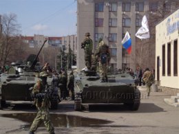 В Славянск прибыли три бронетранспортера под флагами России (ВИДЕО)