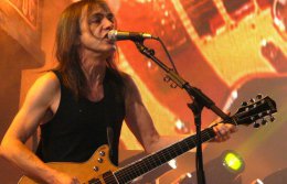 Гитарист рок-группы АC/DC Малкольм Янг временно покидает коллектив