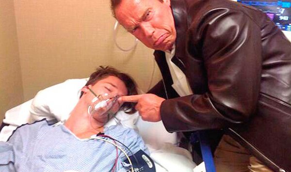 Арнольд Шварценеггер сделал странное фото с сыном после наркоза (ФОТО)