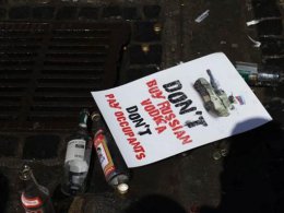 Во Львове активисты вылили в канализацию десять бутылок русской водки (ВИДЕО)