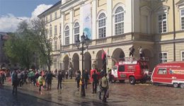 Во Львове обливаются водой в честь Поливального понедельника (ВИДЕО)