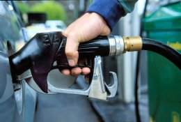 Стабильный курс доллара сохранит цены на бензин на текущем уровне