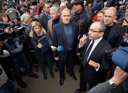 Кернес пообещал вернуть российские каналы и попросил митингующих разойтись