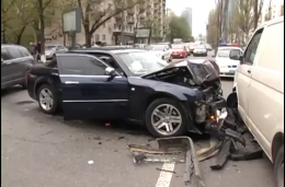 В центре Киева Chrysler на огромной скорости протаранил 2 авто (ВИДЕО)