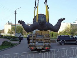 В Севастополе демонтировали памятник гетману Петру Сагайдачному (ФОТО)