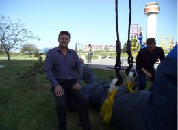 В Севастополе демонтировали памятник гетману Петру Сагайдачному (ФОТО)
